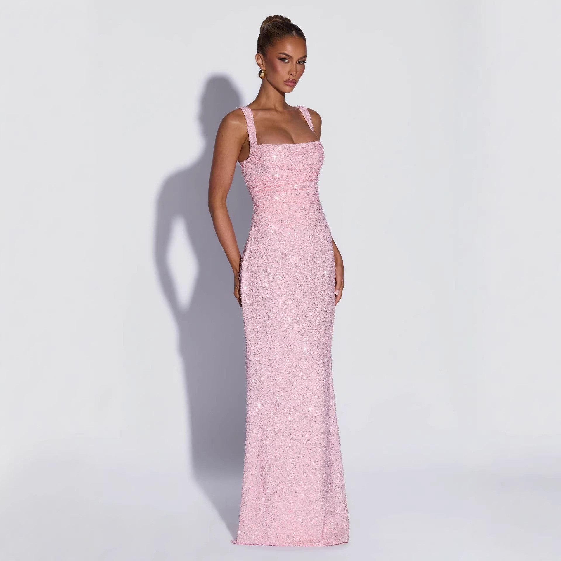 Vestido largo sin mangas, palabra de honor, con lentejuelas y abertura